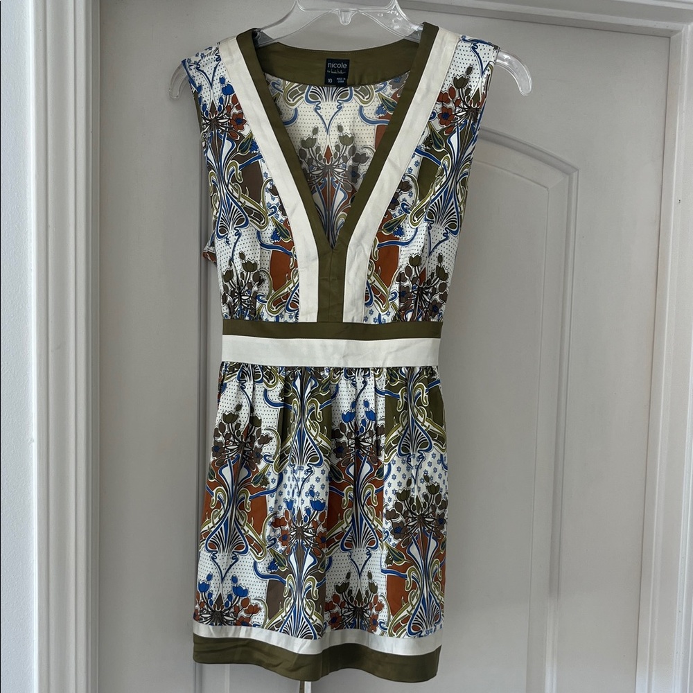 Nicole by Nicole Miller Green and Cream Patterned Top. Beautiful summer top